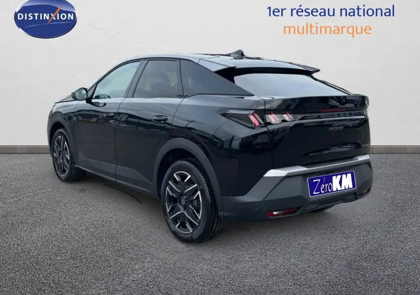 Peugeot 3008 Hybrid noir perle métal vu de trois quarts arrière droit avec jantes alliage et feux LED distinctifs.