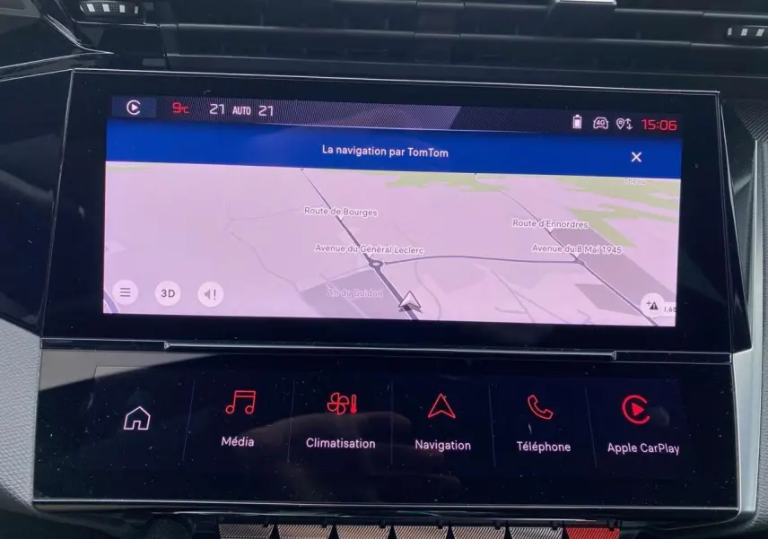 Écran tactile central de navigation affichant une carte dans l'habitacle d'une Peugeot 308 rouge Elixir de 2022.