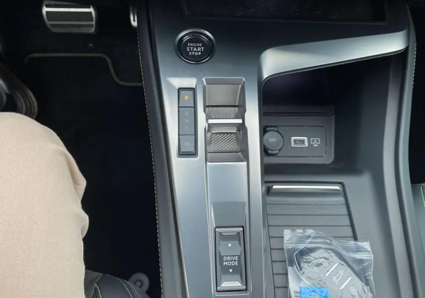 Vue rapprochée de la console centrale de la Peugeot 308 GT 2022, avec levier de vitesses automatique et bouton start/stop.