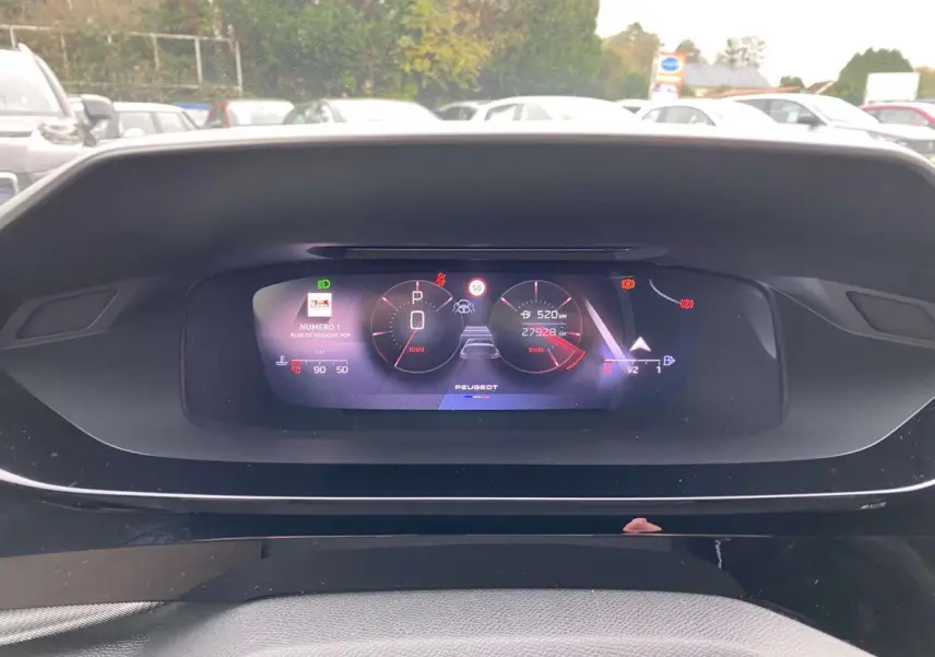 Combiné numérique 3D du tableau de bord de la Peugeot 308 GT 2022 affichant la vitesse et la navigation.