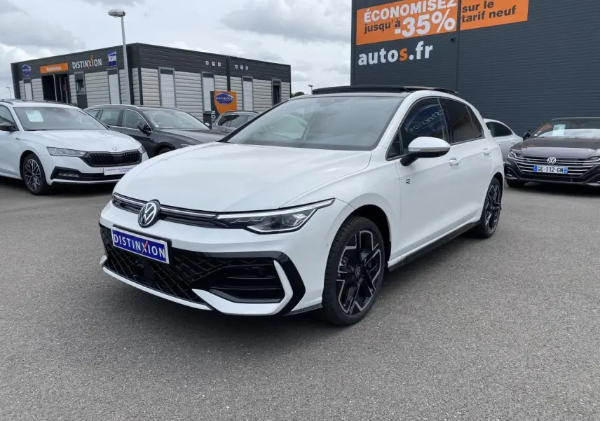 Volkswagen Golf VIII R-Line blanc Oryx nacré vue 3/4 avant droit avec jantes alliage 18 pouces York.