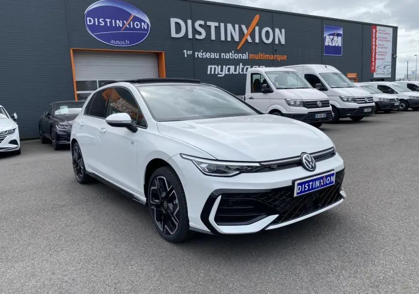 Volkswagen Golf 1.5 eTSI R-Line blanc oryx nacré vue 3/4 avant avec jantes alliage 18 pouces York noires