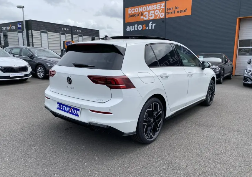 Volkswagen Golf 1.5 eTSI R-Line blanc oryx nacré vue 3/4 arrière droit avec jantes alliage 18 pouces York