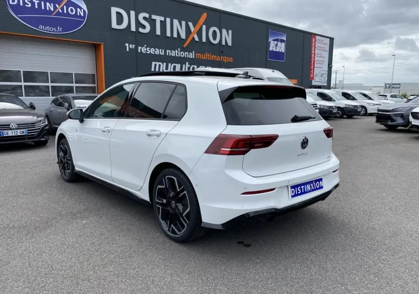 Volkswagen Golf VIII R-Line blanc Oryx nacré vue 3/4 arrière côté gauche avec jantes alliage 18 pouces noires