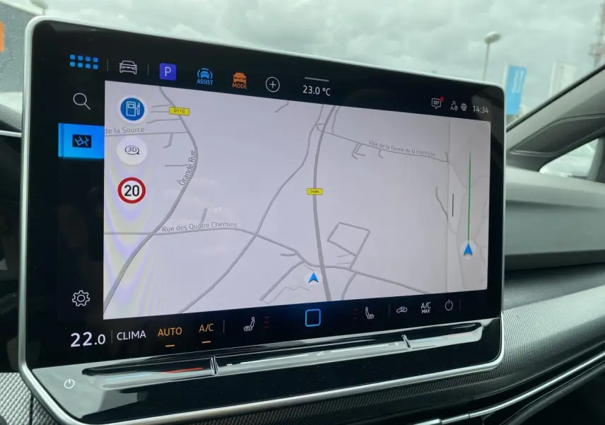 Écran tactile du système de navigation dans l'habitacle d'une Volkswagen Golf 1.5 eTSI R-Line blanc nacré, vue intérieure.