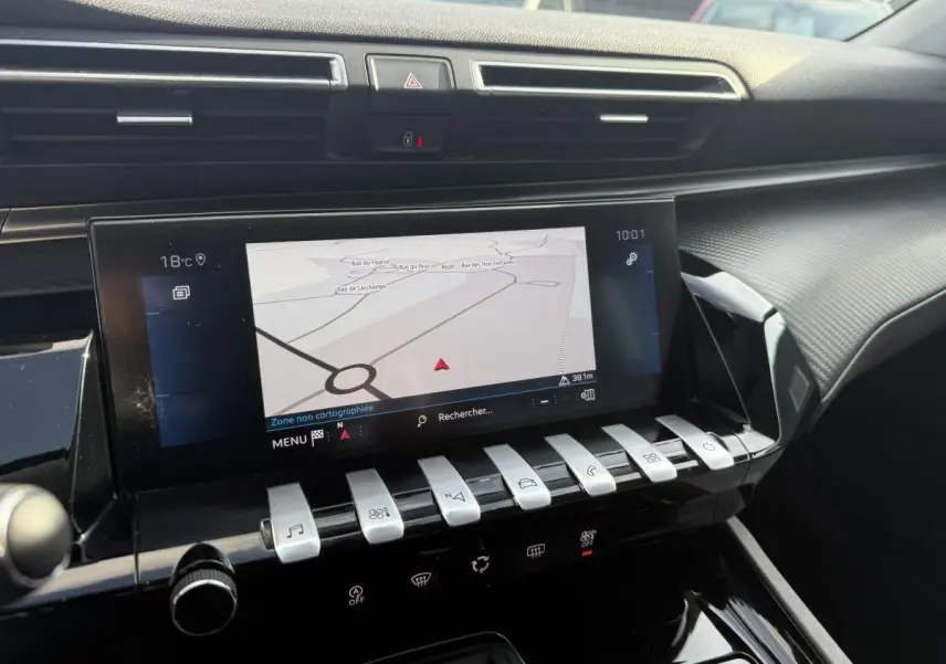 Vue rapprochée de la console centrale de la Peugeot 508 2019, écran tactile avec navigation et commandes piano chromées.