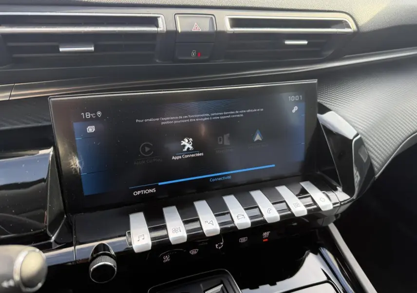Vue rapprochée de la console centrale noire brillante avec écran tactile 10 pouces et commandes piano chromées du Peugeot 508 bleu.