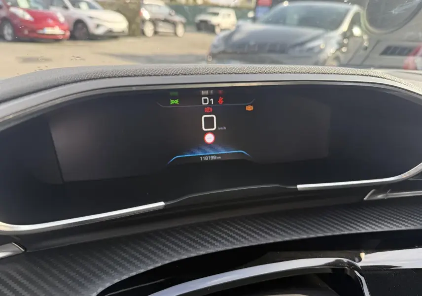 Tableau de bord numérique de Peugeot 508 bleu, vue frontale avec décor carbone et affichage digital.