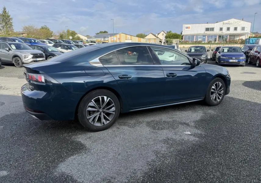 Peugeot 508 bleu métallisé vue de profil côté droit, avec jantes alliage et vitres surteintées.