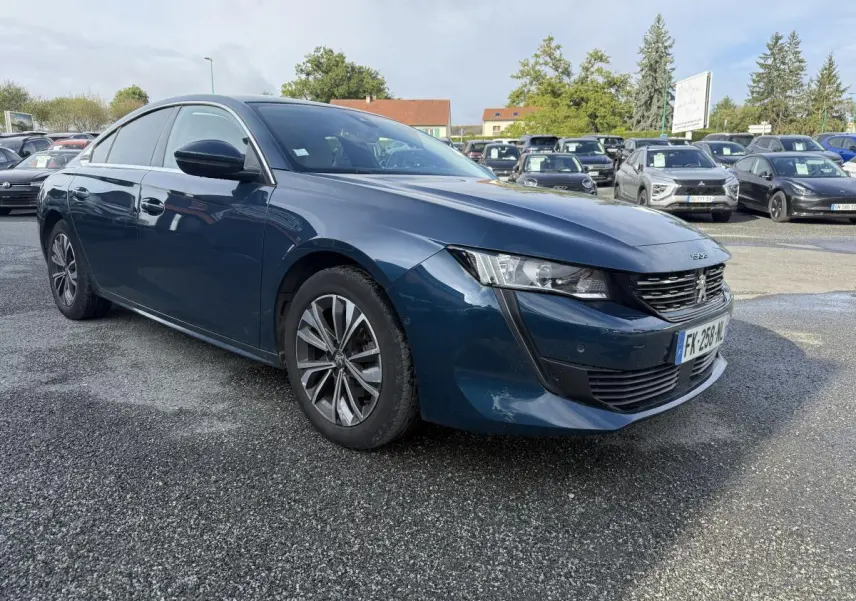 Peugeot 508 bleu métallisé vue 3/4 avant droit avec calandre noire et jantes alliage 17 pouces.