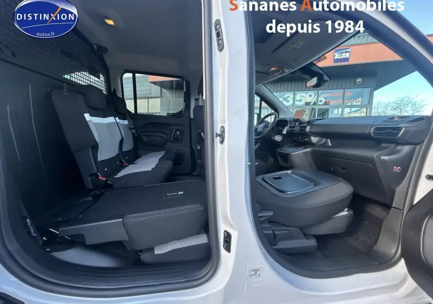 Vue intérieure côté droit du Citroën Berlingo blanc 2025, montrant sièges arrière escamotés et tableau de bord moderne.