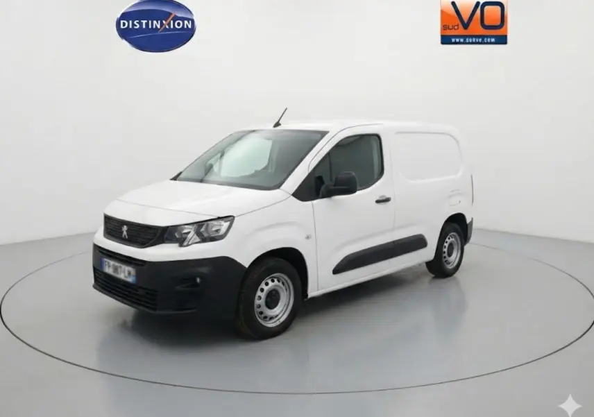 Vue 3/4 avant droit d’un utilitaire Citroën Berlingo blanc avec porte latérale et jantes acier noires.