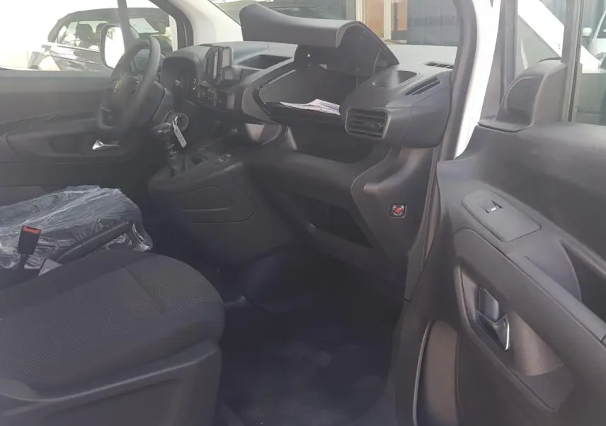 Intérieur côté conducteur du Citroën Berlingo blanc 2025, vue sur tableau de bord et siège avant avec volant multifonctions.