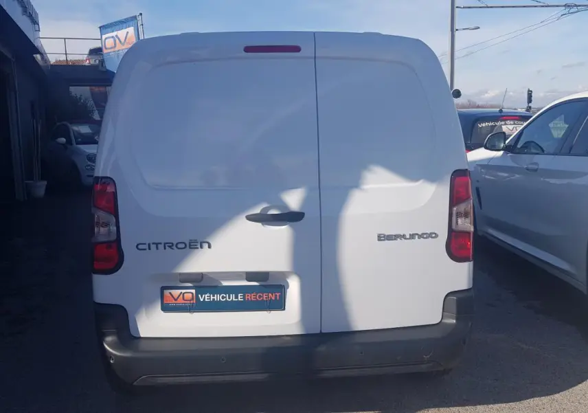 Vue arrière d’un utilitaire blanc Citroën Berlingo Van 2025 avec portes battantes et pare-chocs noir.