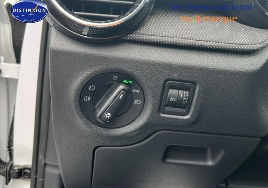Détail du tableau de bord côté gauche avec commandes d’éclairage sur Skoda Fabia blanche 2025.