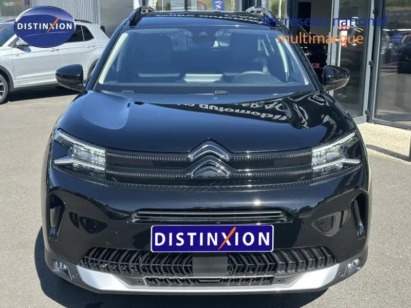 Vue avant d'un Citroën C5 Aircross 2025 noir Perla Nera avec calandre distinctive et logo double chevron visible.