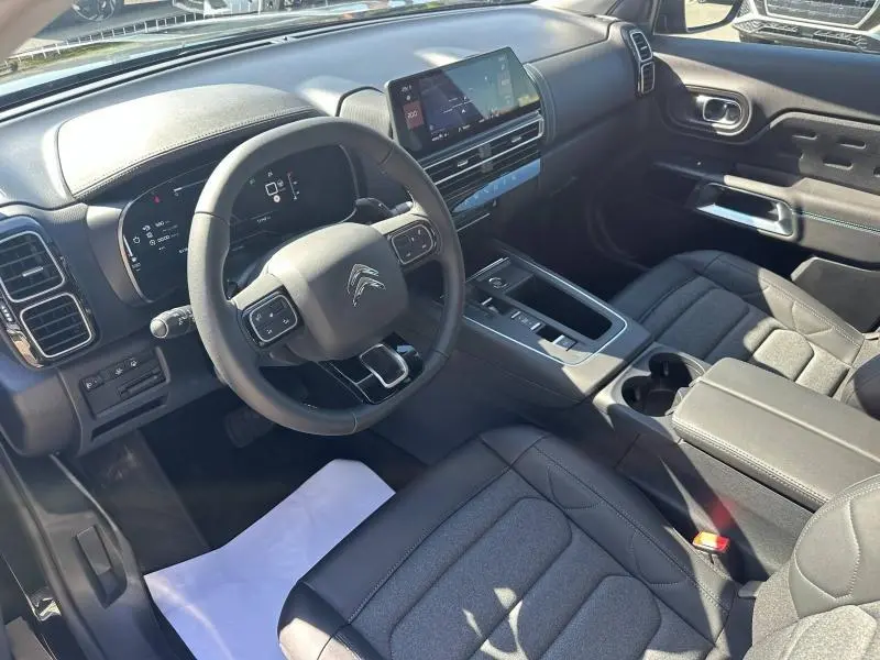 Vue intérieure côté conducteur du Citroën C5 Aircross 2025 noir Perla Nera, avec tableau de bord digital et console centrale moderne.
