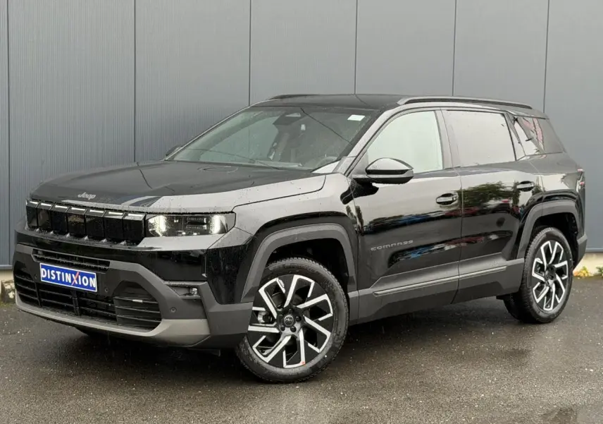 Jeep Compass Hybrid 145 e-DSC6 Summit noir Vulcano, vue 3/4 avant avec jantes alliage 19 pouces et barres de toit.