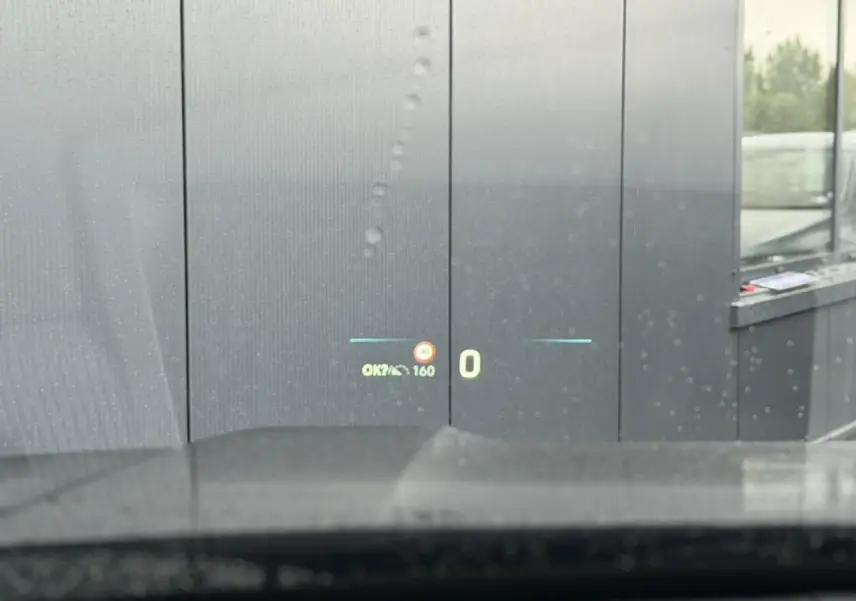 Affichage tête haute du Jeep Compass Hybrid noir Vulcano, vue depuis l'intérieur vers l'avant du véhicule.