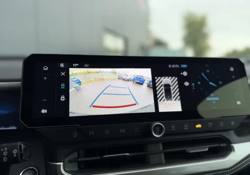 Écran tactile intérieur affichant la caméra de recul et les aides au stationnement du Jeep Compass noir Vulcano.