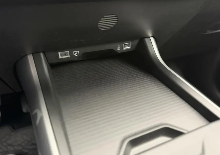 Gros plan sur la zone de recharge sans fil et ports USB du coffre à gants du Jeep Compass Hybrid noir Vulcano.