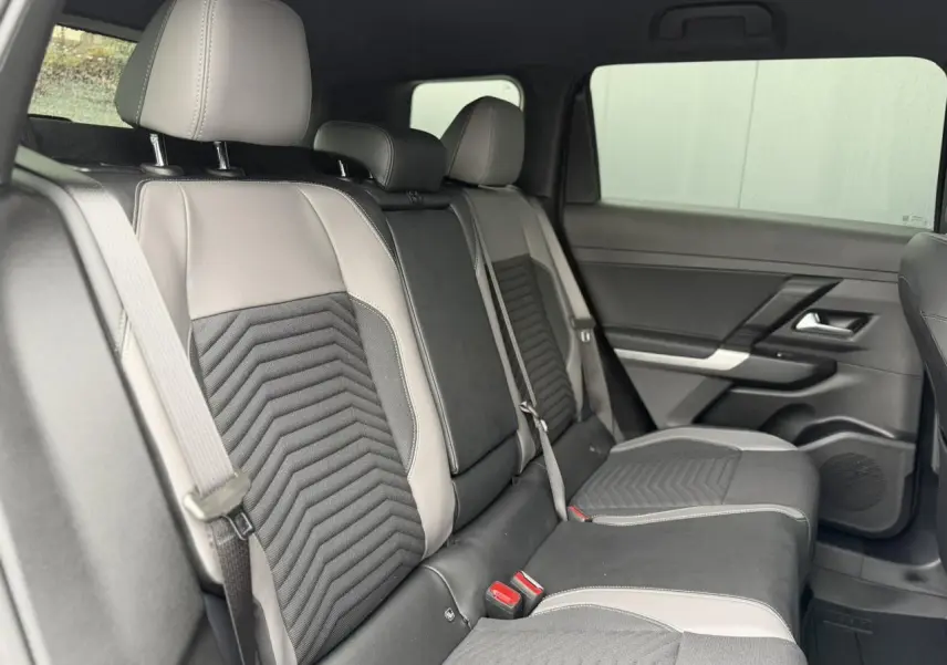 Vue intérieure côté droit des sièges arrière en cuir gris clair et tissu noir du Jeep Compass Hybrid 2026.