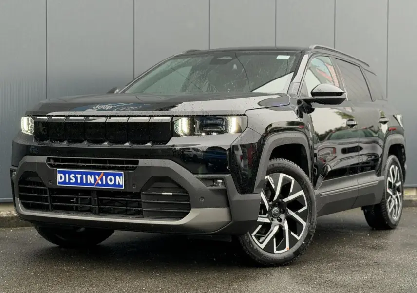 Jeep Compass Hybrid 2026 noir Vulcano en 3/4 avant droit, avec jantes alliage et feux LED allumés.
