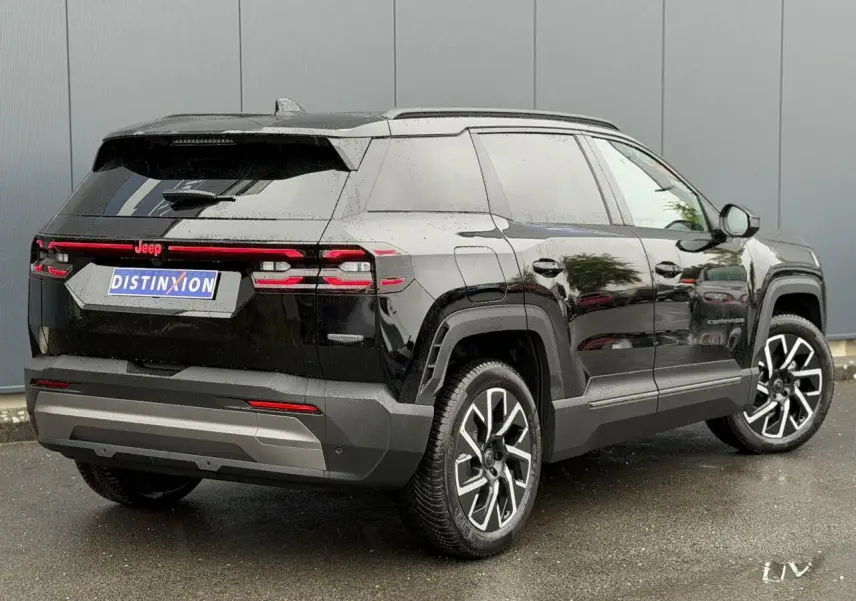 Jeep Compass Hybrid noir Vulcano vu en 3/4 arrière droit, avec feux arrière LED et jantes alliage 19 pouces.
