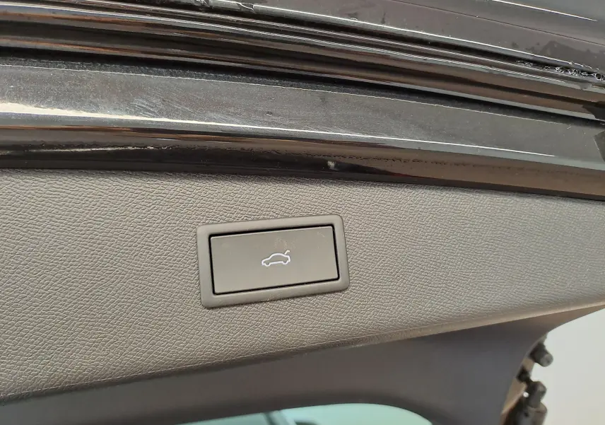 Bouton d'ouverture électrique du coffre sur la partie intérieure du hayon d'une CUPRA LEON ST Noir Minuit.