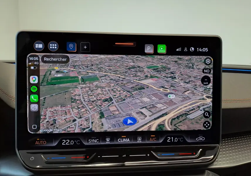 Écran tactile central affichant la navigation GPS dans l'habitacle d'une CUPRA LEON ST 2025, ambiance intérieure moderne.