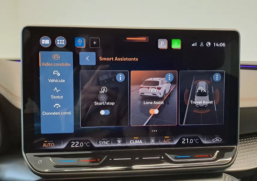 Écran tactile central du CUPRA LEON ST 2025 affichant les assistants de conduite avec interface moderne et commandes climatiques.