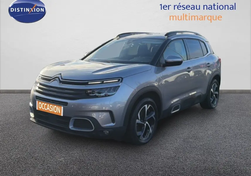 Citroën C5 Aircross gris Artense métal en 3/4 avant droit, SUV compact avec jantes bicolores et barres de toit.