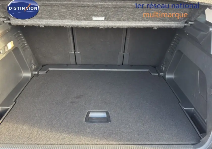 Coffre ouvert vu de l'arrière d'un Citroën C5 Aircross gris Artense Metal, avec plancher plat et habillage noir.