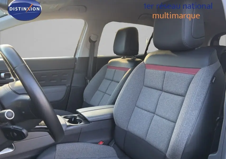 Vue intérieure côté conducteur du Citroën C5 Aircross 2021, sièges gris tissu et cuir avec bande rouge décorative.