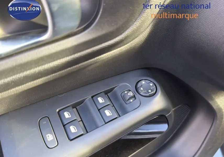 Gros plan sur les commandes de lève-vitres et rétroviseurs côté conducteur du Citroën C5 Aircross gris Artense 2021.