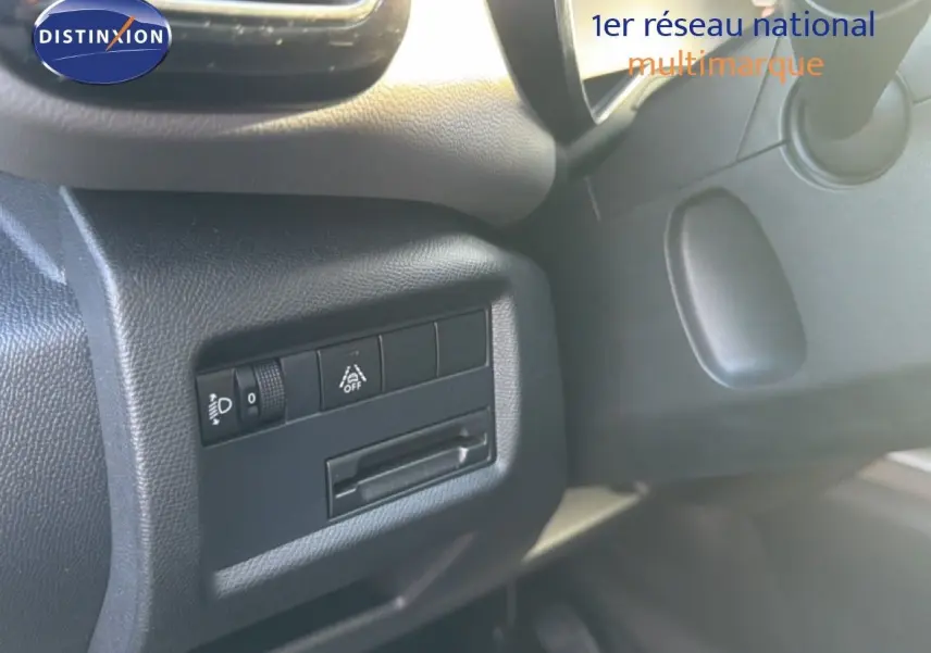 Détail du tableau de bord côté gauche du Citroën C5 Aircross gris, avec commandes d’éclairage et régulateur de vitesse.