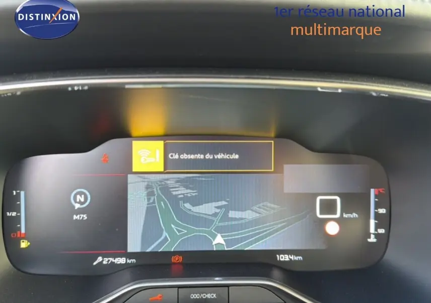 Tableau de bord numérique du Citroën C5 Aircross 1.2 PureTech 130ch, affichant navigation et alertes, vue frontale.
