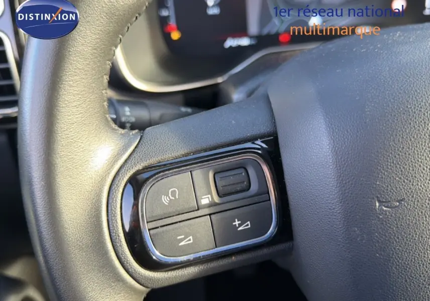 Gros plan sur les commandes audio au volant en cuir noir du Citroën C5 Aircross 2021, finition Feel Pack.