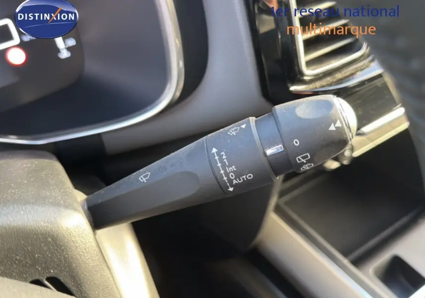 Gros plan sur le commodo d’essuie-glace intérieur du Citroën C5 Aircross 2021, finition Feel Pack, intérieur gris.