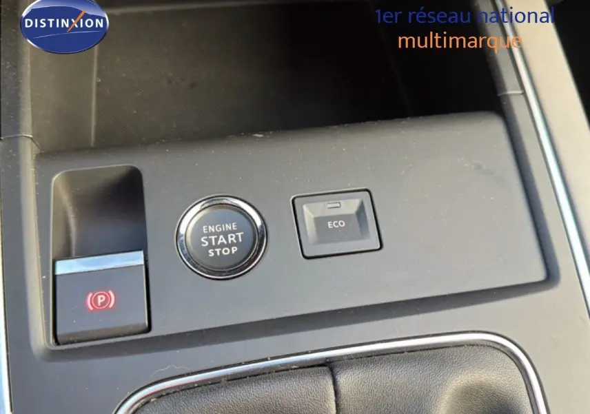 Gros plan sur la console centrale avec bouton start/stop et mode ECO, intérieur noir du Citroën C5 Aircross 2021.