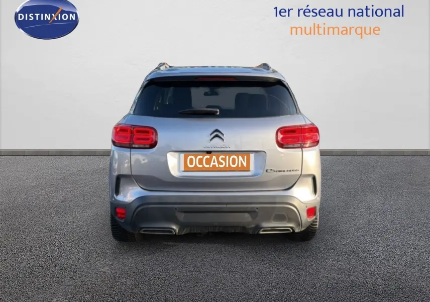 Vue arrière d'un Citroën C5 Aircross gris Artense métal 2021 avec feux rouges et plaque "OCCASION".