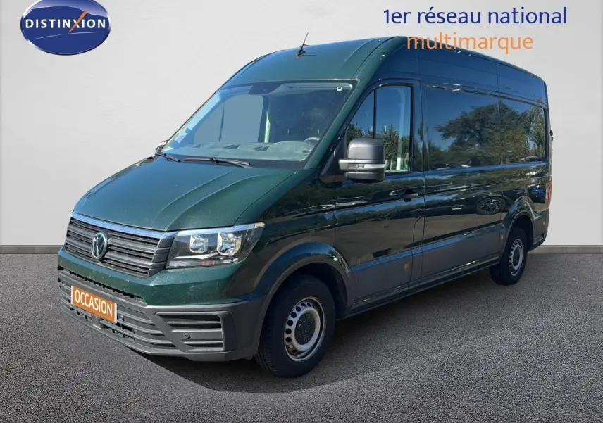 Volkswagen Crafter Fourgon vert Ontario vu en 3/4 avant droit, avec calandre chromée et feux LED visibles.