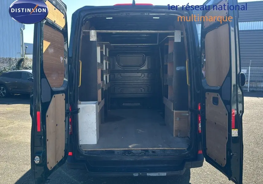 Vue arrière du Volkswagen Crafter vert Ontario 2020 avec portes ouvertes montrant l'espace de chargement vide et aménagé.