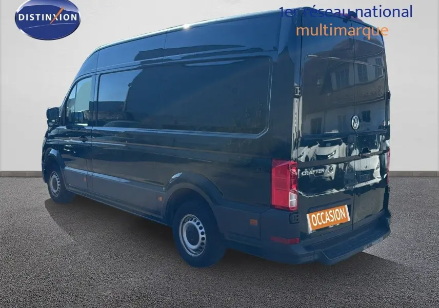 Vue 3/4 arrière droite du Volkswagen Crafter Fourgon vert Ontario de 2020 avec porte arrière fermée et plaque occasion.