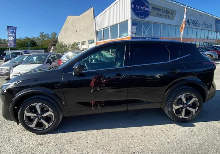 Profil côté gauche d'un Nissan Qashqai noir 2023, version 1.3 Mild Hybrid N-Connecta, avec jantes modernes en alliage.