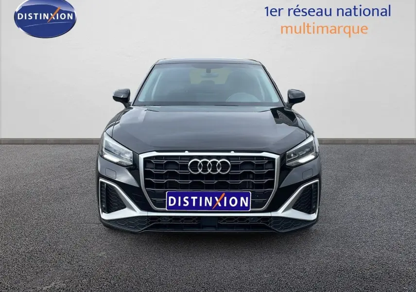 Audi Q2 35 TFSI S-Line noir mito metal vue de face, mettant en valeur sa calandre hexagonale et ses phares LED.