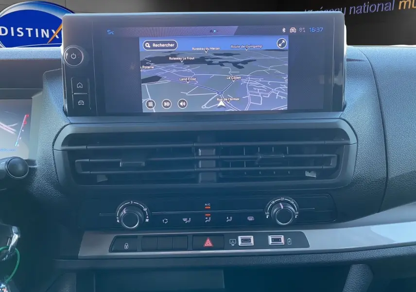 Vue rapprochée de la console centrale du Peugeot Expert blanc, écran tactile 10 pouces avec navigation affichée.