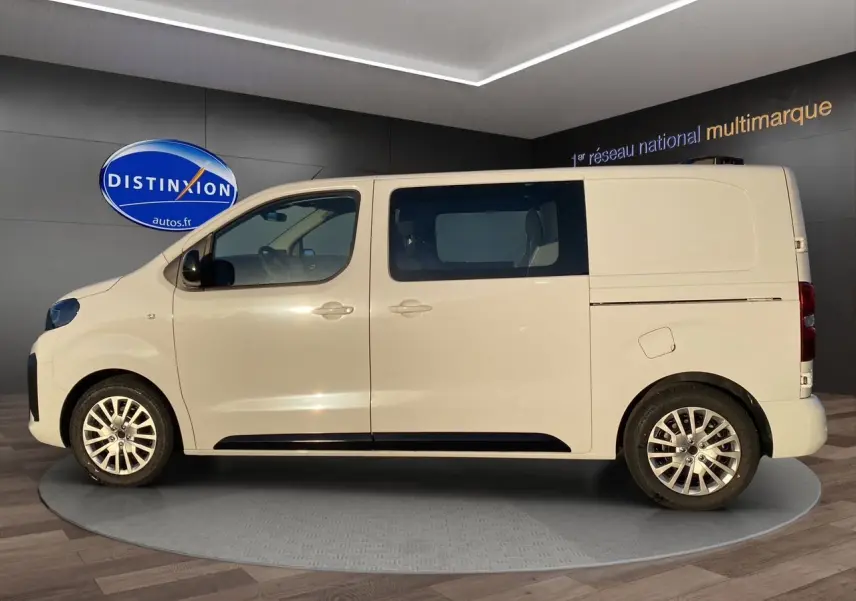 Peugeot Expert Cabine Approfondie blanc Icy vu de profil côté gauche, avec jantes alliage et vitres teintées.
