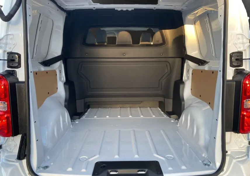 Vue arrière ouverte du Peugeot Expert cabine approfondie blanc icy, montrant l’espace de chargement vide et les parois latérales renforcées.