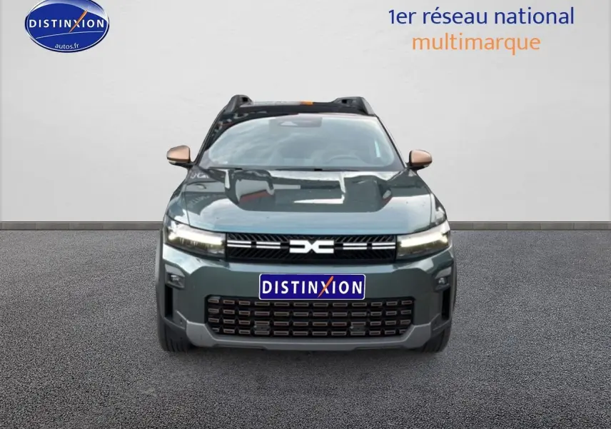 Vue avant du Dacia Bigster 2025 vert cèdre avec calandre noire et rétroviseurs couleur cuivre.